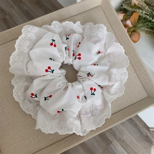Elastico per capelli bianco con ciliegie rosse e bordo in pizzo ricamato delicato