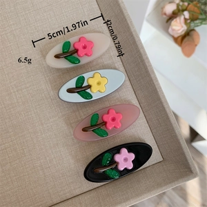 Set di quattro fermagli per capelli in acetato con fiori in colori pastello