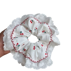 Elegante elastico bianco con motivo a ciliegie rosse e delicato bordo in pizzo
