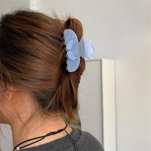 Eleganter hellblauer Flügel-Haarclip aus Acetat mit Strasssteinen an braunem Haar