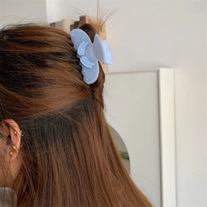Detailansicht der hellblauen Schmetterlings-Haarklammer mit Strasssteinen im Haar