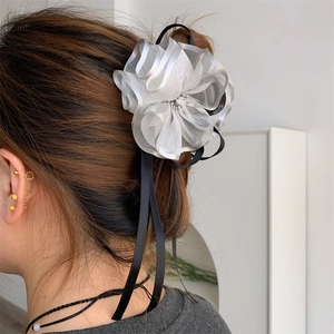 Elegante pinza per capelli a fiore in organza con nastri neri per acconciature estive
