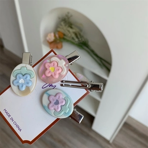 Set di fermagli per capelli floreali in blu pastello rosa e bianco su carta