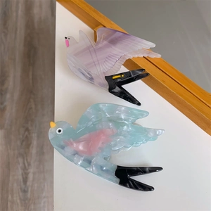 Minimalistische Schwalben-Haarklammern aus Acetat, lila und blau im Farbverlauf