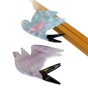 Minimalistische schwalbenförmige Haarklammern aus Acetat in Marmor-Blau und Violett