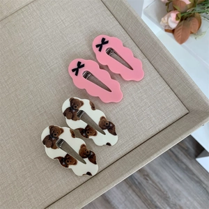 Lot de 4 jolies barrettes à cheveux avec motifs d'ours et de nœuds sur des pinces ondulées