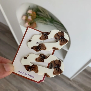 Paire de jolies barrettes à oursons avec bords ondulés sur carte d'affichage blanche