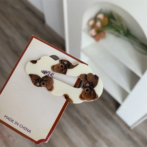 Détail de la pince à cheveux BB crème avec un imprimé motif ours brun vintage