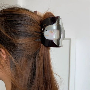 Pince à cheveux mignonne en acétate motif poisson-lune avec élégant patchwork noir et blanc