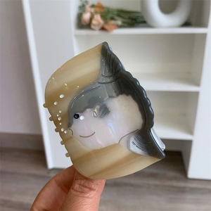 Pince à cheveux motif poisson-lune mignon avec une finition nacrée en acétate