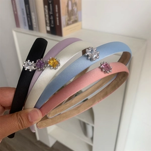 Détail de cinq serre-têtes en satin avec zircon carré et doublure intérieure antidérapante