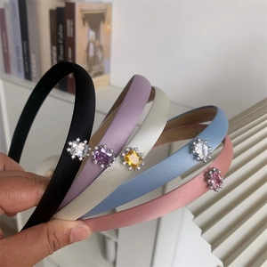 Détails d'un lot de 5 serre-têtes en satin avec cristaux en flocon et motifs floraux