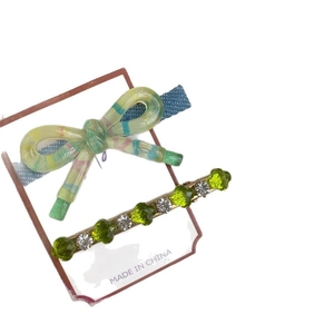 Set de deux barrettes à cheveux avec un nœud coloré et des fleurs en strass étincelants