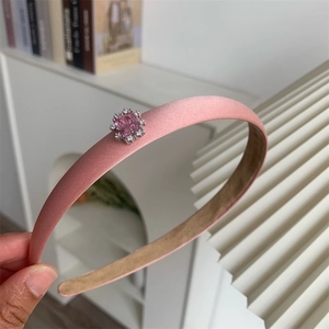 Serre-tête élégant rose pâle avec zircon rose carré et accents de diamants brillants