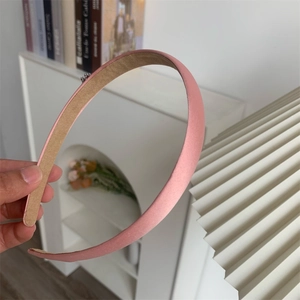 Détail du serre-tête en satin rose avec une doublure intérieure antidérapante en daim
