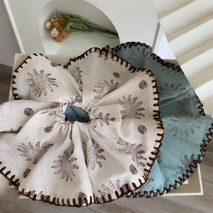 Set aus großen Haargummis aus Baumwollleinen in Beige und Blau mit Sonnenmuster