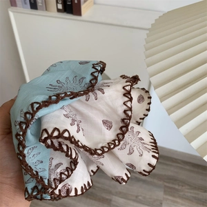 Eleganter übergroßer Haargummi mit zweifarbigen Drucken und rustikalen Nähten für den Strand