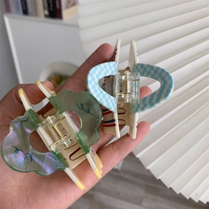 Detail showing the sturdy metal spring and transparent hinge on the bear-shaped hair clip