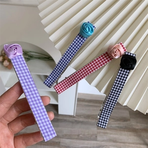 Pince à Cheveux Bec de Canard Enveloppée de Tissu Vichy à Carreaux Avec Décoration Rose en Satin Accessoire Cheveux pour Femmes