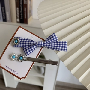 Set di fermagli per capelli a quadretti blu con fiori in metallo e perle finte