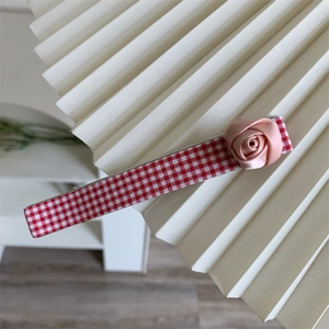 Pince à cheveux à carreaux rouges et blancs avec une fleur en soie rose artisanale