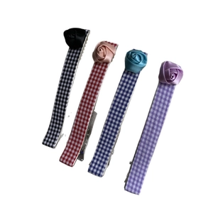 Lot de barrettes à fleurs vichy en noir, rose, bleu et violet pour les cheveux