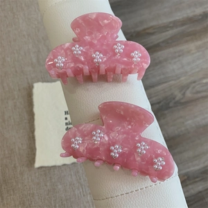 Lot de pinces à cheveux en acétate rose marbré avec fleurs de perles et strass chic