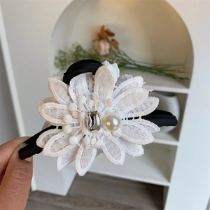 Grande pince à cheveux fleur en dentelle blanche avec perle et strass élégante