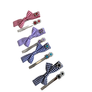 Set di fermagli per capelli a quadretti con fiori di perle in rosso, viola, blu e nero