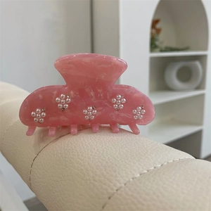 Pince à cheveux en acétate rose marbré avec fleurs en perles et strass élégants
