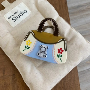 Pince à cheveux en acétate forme sac à main avec décor ours et fleurs bleues