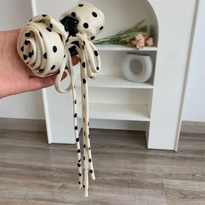 Pince à cheveux élégante en forme de rose à pois avec rubans en satin pour femme