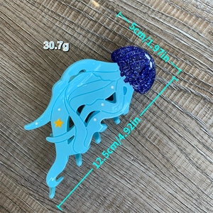 Pince à cheveux méduse bleue dimensions détaillées 12,5 cm sur 5 cm sur bois