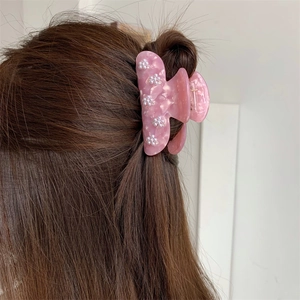 Eleganter rosa Perlenblumen Haarklammer aus Acetat an einem Modell für das Styling