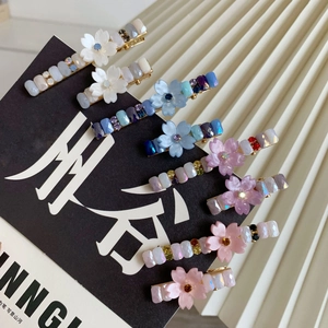 Set de barrettes à fleurs pour femmes avec cristaux colorés sur une carte de présentation