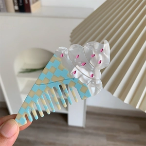 Dettaglio di un pettine creativo a forma di gelato realizzato in acetato perlescente