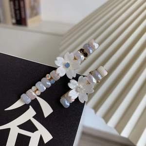 Vue détaillée de barrettes à fleurs avec perles élégantes et cristaux brillants