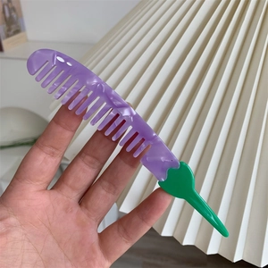 Dettaglio di un pettine creativo a forma di melanzana in acetato viola di alta qualità