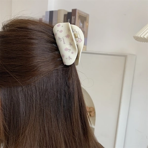 Pince à cheveux florale avec nœud rose et cristaux sur cheveux châtains