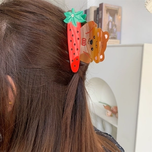 Pince à cheveux créative en acétate avec design mignon d'ours brun et fraise rouge
