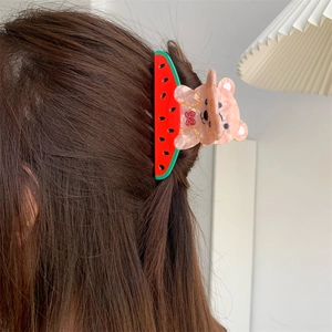 Détail de la pince à cheveux créative en acétate motif ours et pastèque avec résine colorée