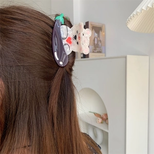 Pince à cheveux créative en acétate motif ours et aubergine sur cheveux bruns