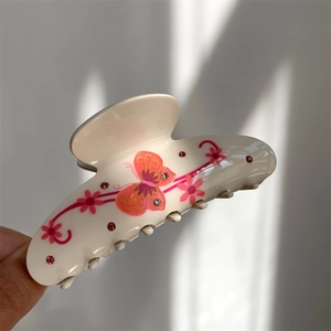 Pinza per capelli floreale con farfalla e strass in crema per uno styling elegante