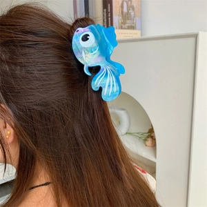 Vue détaillée d'une pince à cheveux poisson rouge bleu dégradé sur un modèle