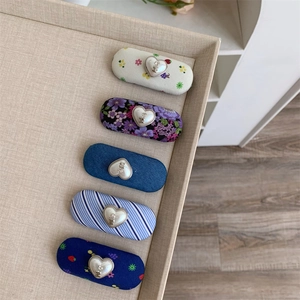 Lot de 5 barrettes en tissu floral avec perles en forme de cœur sur un plateau