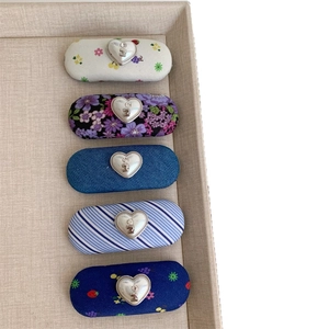 Lot de 5 barrettes en tissu floral avec accents en métal H en forme de cœur et cristaux