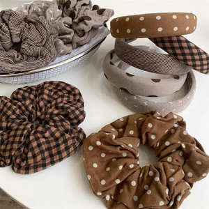 Detail eines Vintage Haar-Accessoire-Sets mit Punkten und floraler Stofftextur