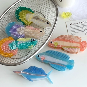Pinze per capelli in acetato con creature marine colorate e trame di pinne dal design unico