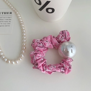 Chouchou rose à carreaux avec perle lettrée et motif floral de cachemire