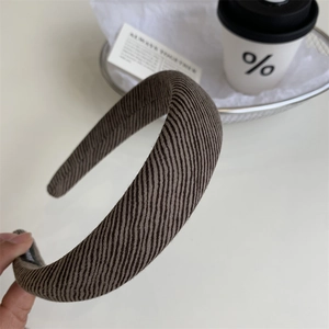 Details eines braunen gepolsterten Twill-Stirnbands mit Stoffstruktur und dickem Schwamm